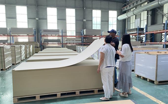 لوحة الحائط SPC 600 * 2440 * 4mm مقاومة للماء و مقاومة للنار لوحة حائط WPC لوحة حائط PVC ورق الرخام الفنير الطلاء الداخلي لوحة حائط للحمام 12